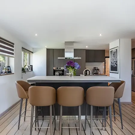 Extravagant 5-bedroom Mansion *