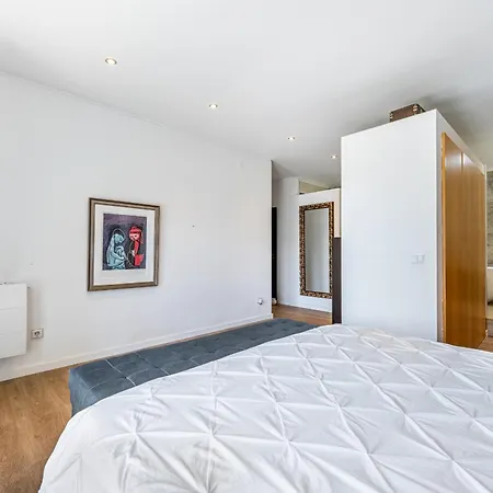 Extravagant 5-bedroom Mansion *