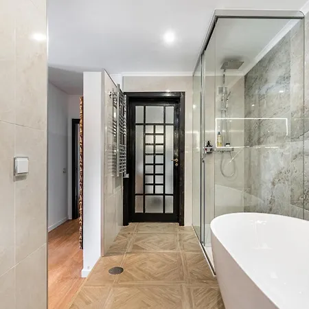 Extravagant 5-bedroom Mansion *