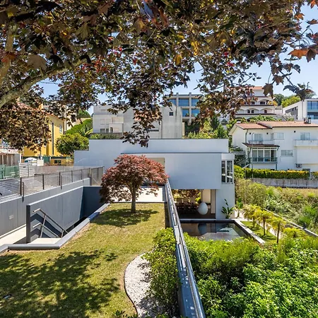 Extravagant 5-bedroom Mansion *