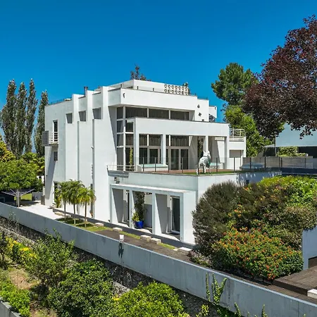 Вилла Extravagant 5-bedroom Mansion Вила-Нова-ди-Гая