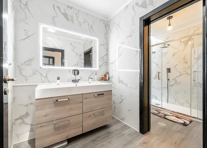 Extravagant 5-bedroom Mansion 빌라 *