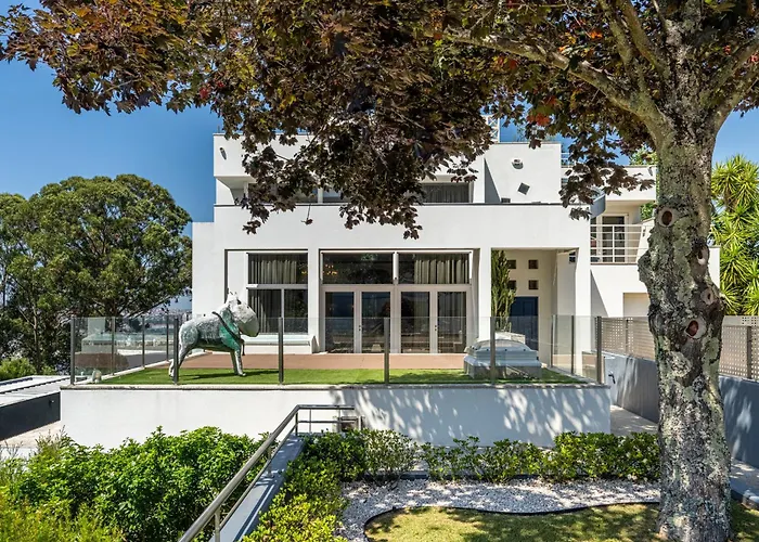 Extravagant 5-bedroom Mansion