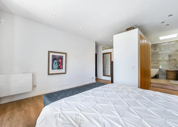 Extravagant 5-bedroom Mansion *