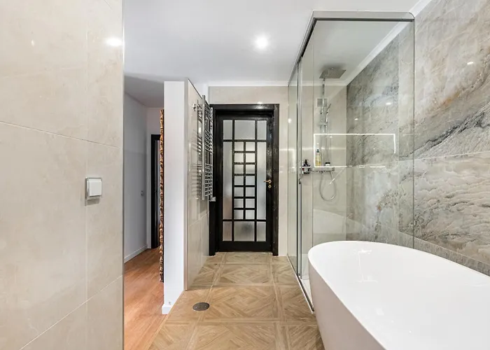 Extravagant 5-bedroom Mansion *