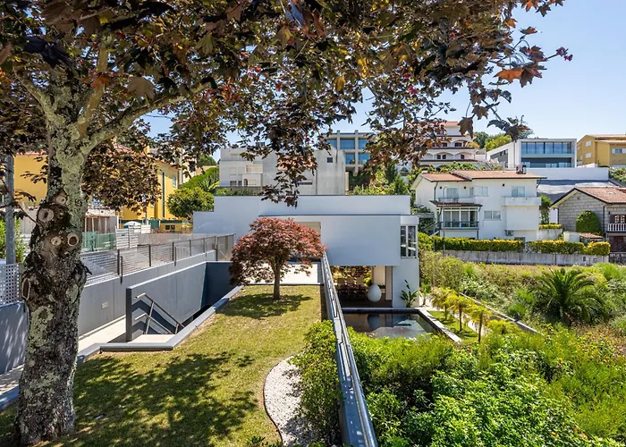 Extravagant 5-bedroom Mansion *