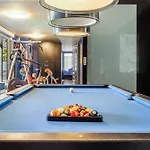 Extravagant 5-bedroom Mansion فيلة