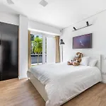 Extravagant 5-bedroom Mansion فيلة
