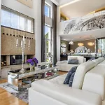 فيلة Extravagant 5-bedroom Mansion فيلا نوفا دي غايا