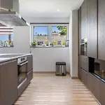 Extravagant 5-bedroom Mansion فيلة