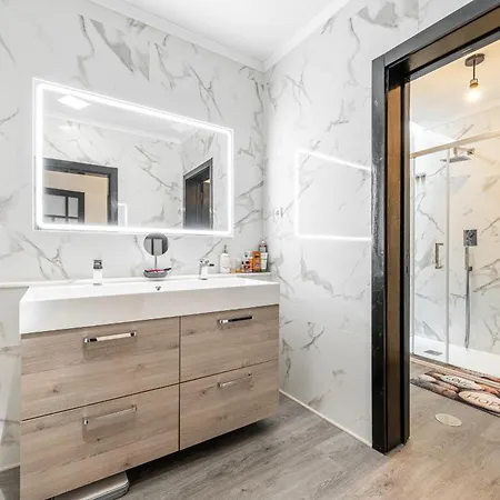 Extravagant 5-bedroom Mansion Вилла *