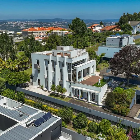 Extravagant 5-bedroom Mansion فيلة فيلا نوفا دي غايا