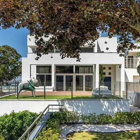 Extravagant 5-bedroom Mansion