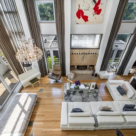 Extravagant 5-bedroom Mansion וילה *