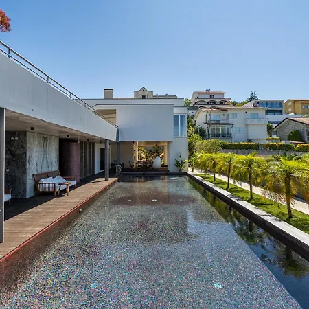 Вилла Extravagant 5-bedroom Mansion *