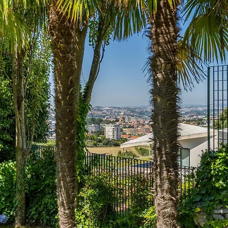 Вилла Extravagant 5-bedroom Mansion Вила-Нова-ди-Гая