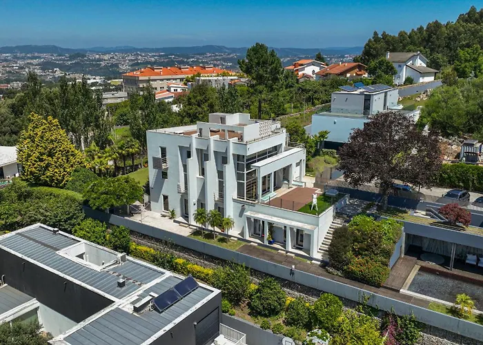 Extravagant 5-bedroom Mansion 别墅 加亚新城