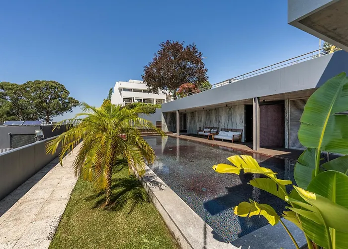 Extravagant 5-bedroom Mansion *