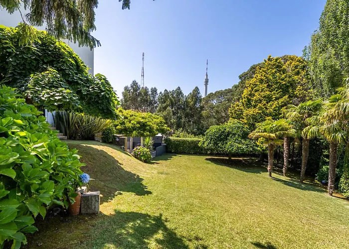 Extravagant 5-bedroom Mansion * 加亚新城