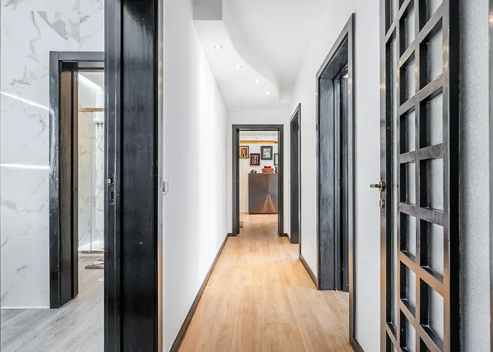 Extravagant 5-bedroom Mansion 加亚新城