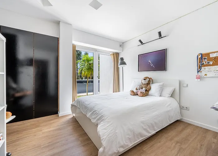 Extravagant 5-bedroom Mansion 别墅