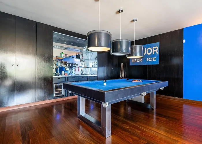 Extravagant 5-bedroom Mansion 别墅 加亚新城