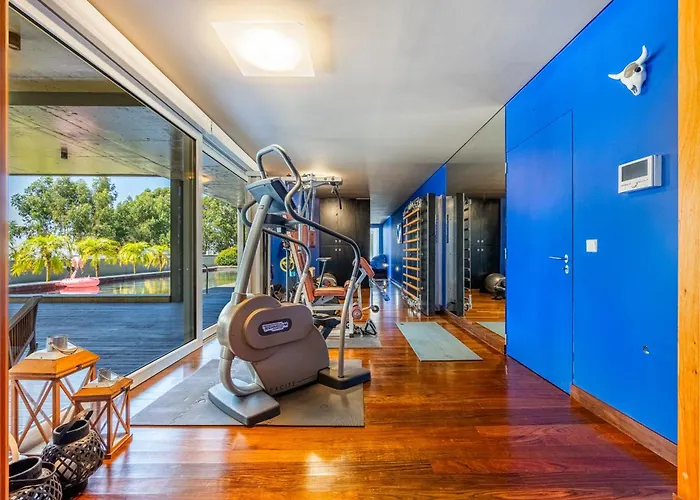 Extravagant 5-bedroom Mansion 别墅 加亚新城