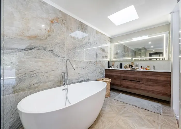 Extravagant 5-bedroom Mansion 加亚新城