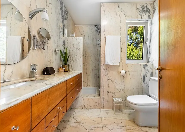 Extravagant 5-bedroom Mansion * 加亚新城