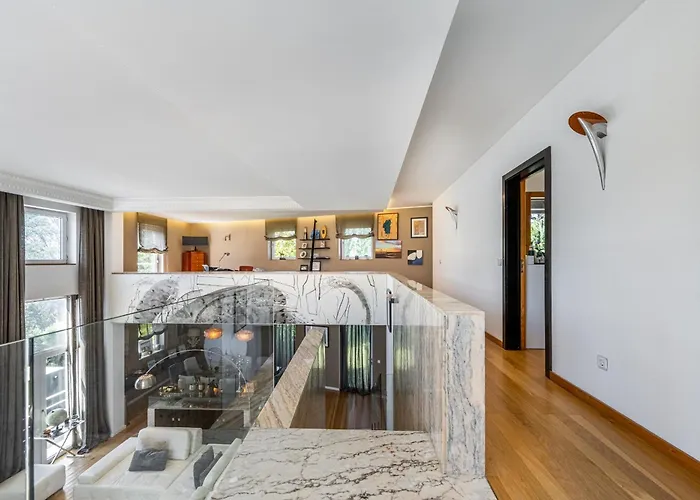 Extravagant 5-bedroom Mansion * 加亚新城